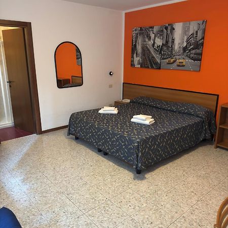 Hotel Benacus Bardolino Bagian luar foto