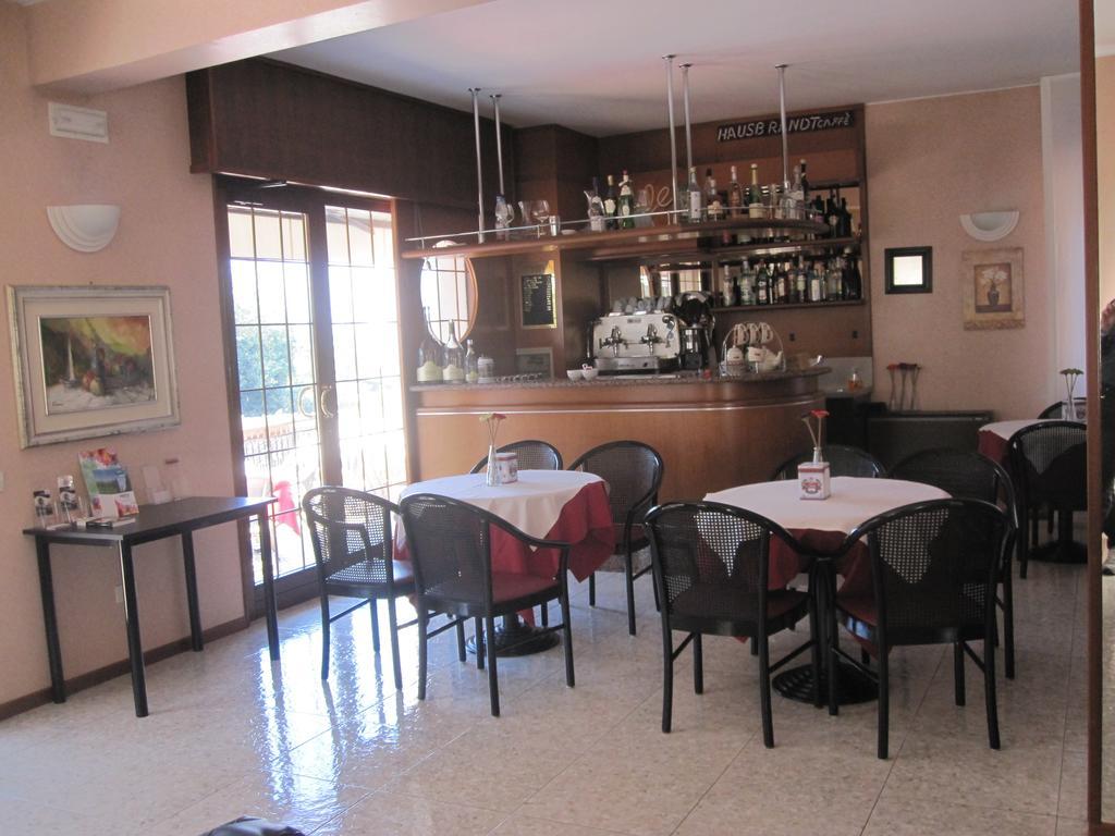 Hotel Benacus Bardolino Bagian luar foto