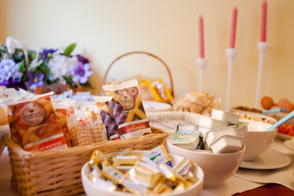 Hotel Benacus Bardolino Bagian luar foto