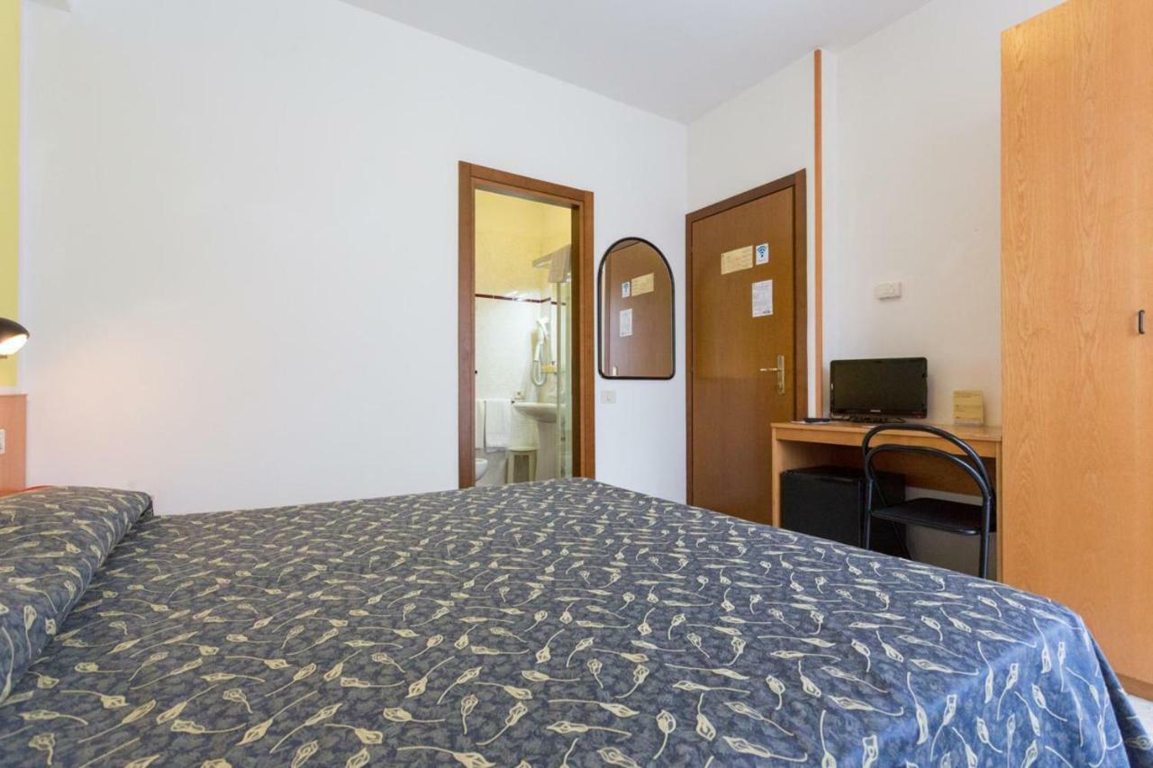 Hotel Benacus Bardolino Bagian luar foto