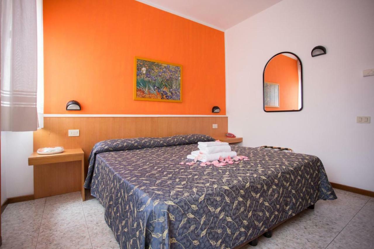 Hotel Benacus Bardolino Bagian luar foto