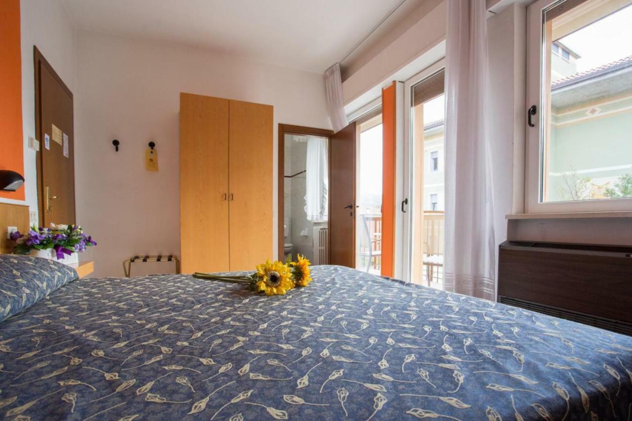 Hotel Benacus Bardolino Bagian luar foto