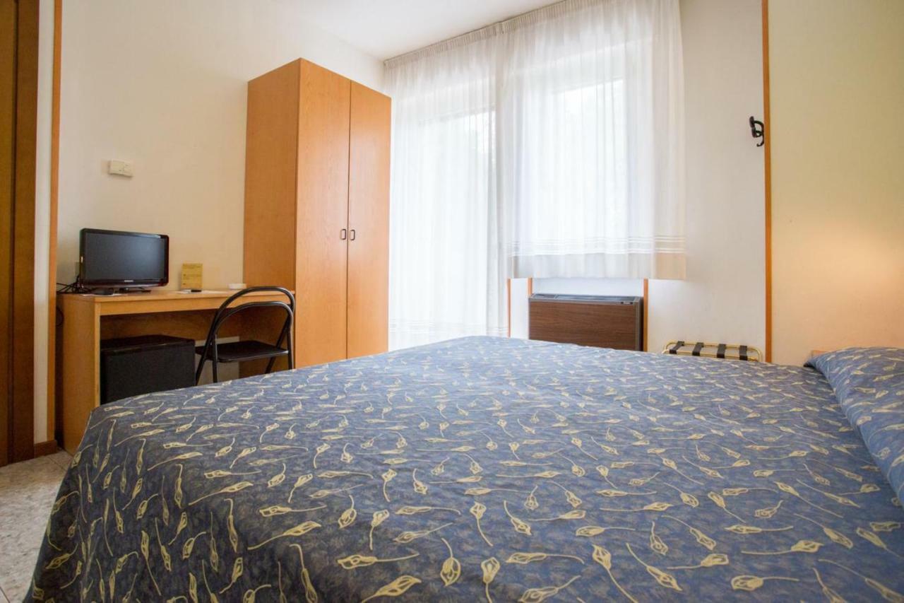 Hotel Benacus Bardolino Bagian luar foto