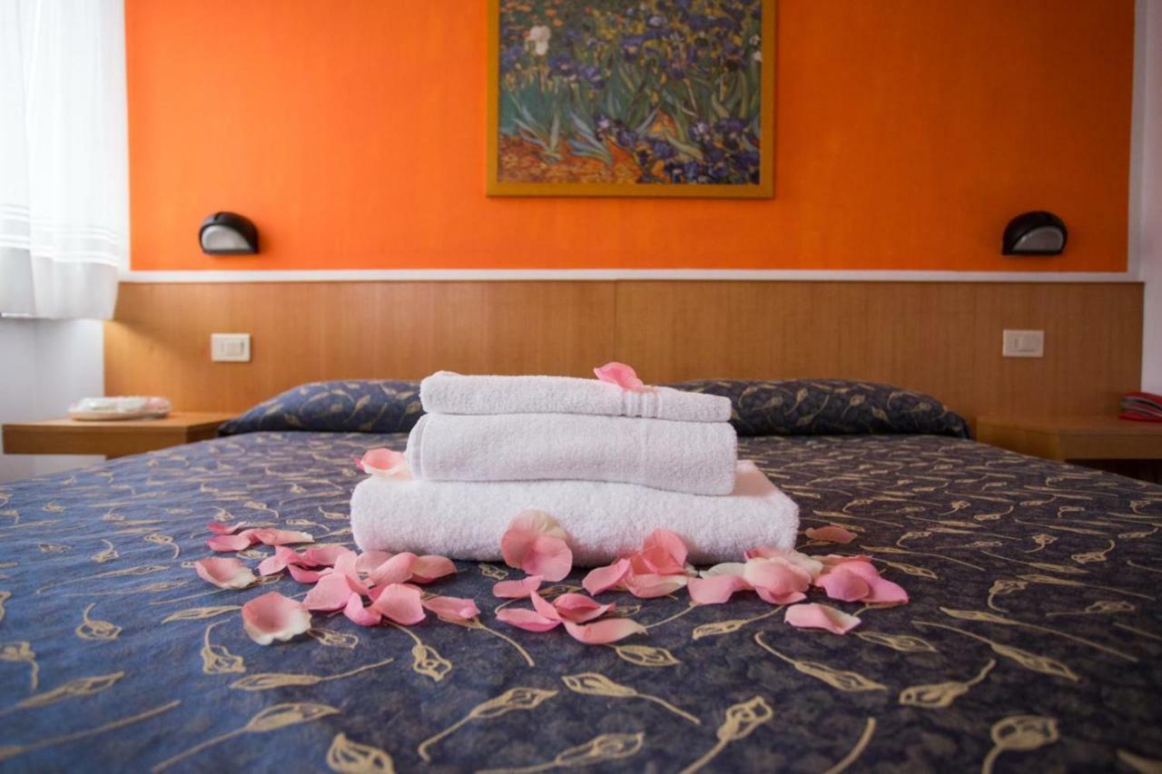 Hotel Benacus Bardolino Bagian luar foto