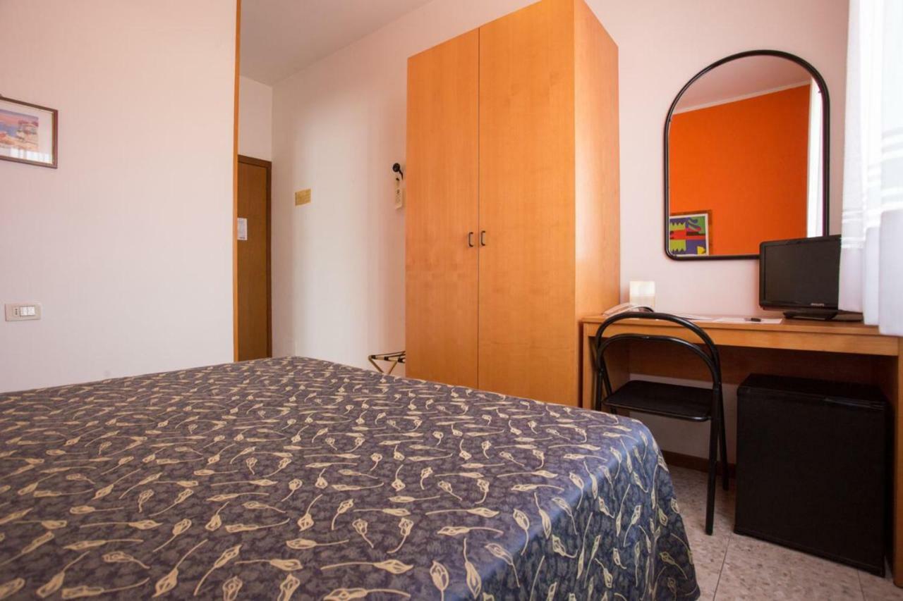 Hotel Benacus Bardolino Bagian luar foto