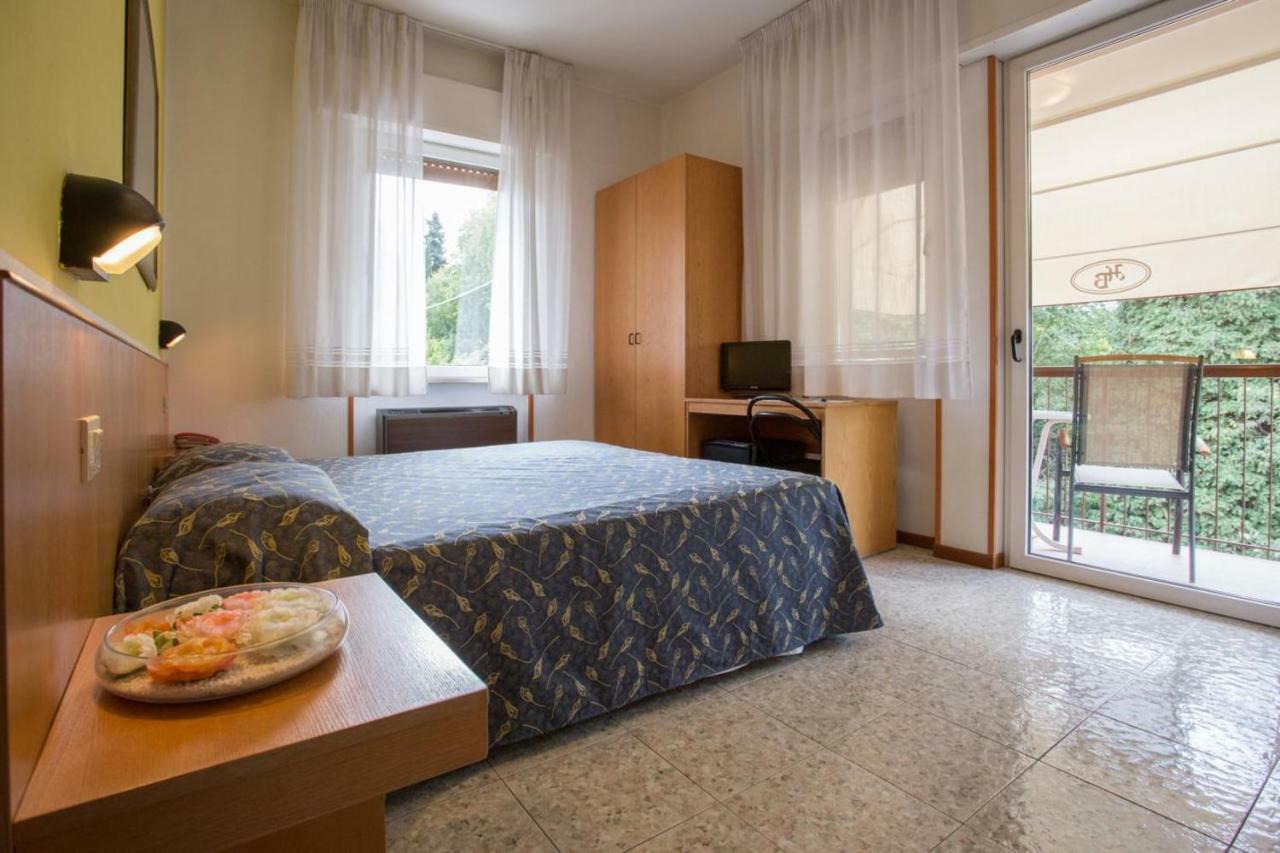 Hotel Benacus Bardolino Bagian luar foto